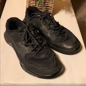 Cross training shoes